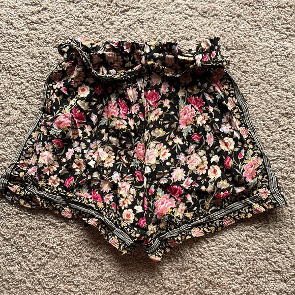 Floral soft shorts with belt - Picture 2 of 7